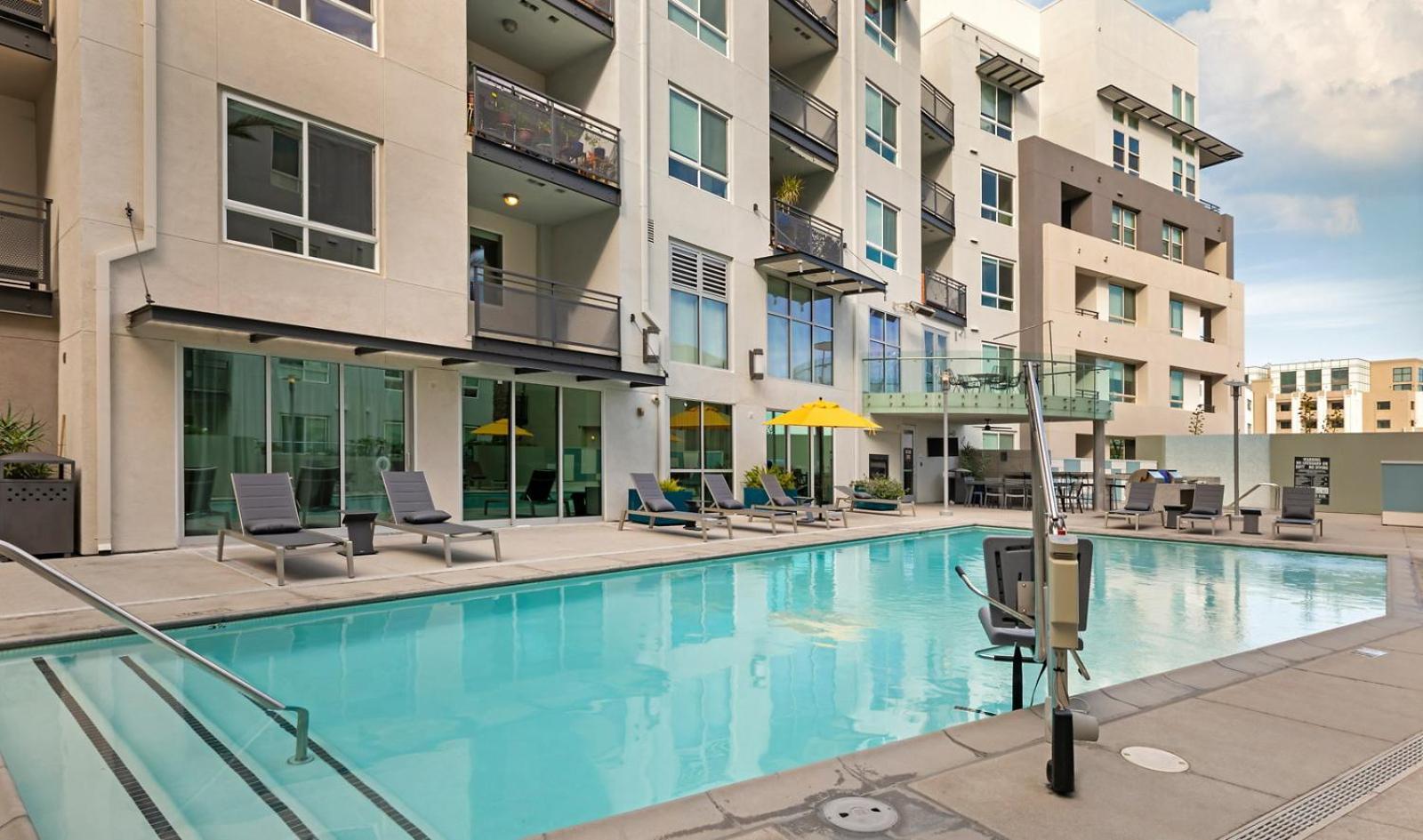 Huge And Modern 3 Bdr And 2 Bth Townhouse In La! Apartment